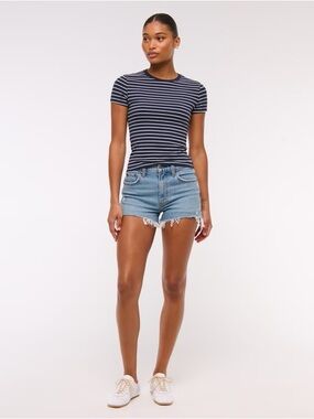 Abercrombie Curve Love High Rise Mom Shorts 4” High Rise Med Wash Size 34 / 18